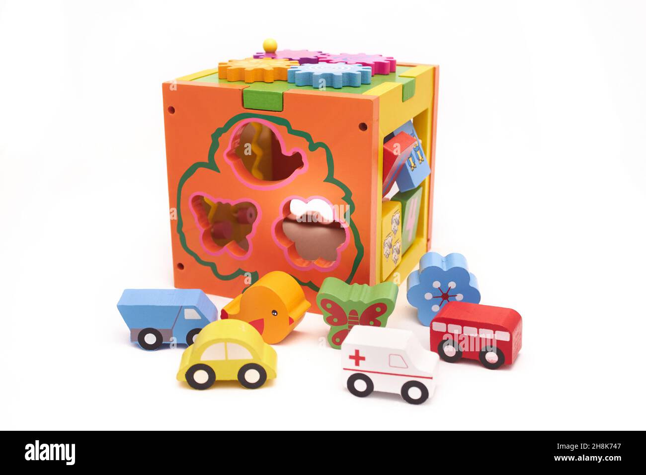 cubo sensorial de madera para niños pequeños con coches de juguete. juego de madera montessori. Foto de stock