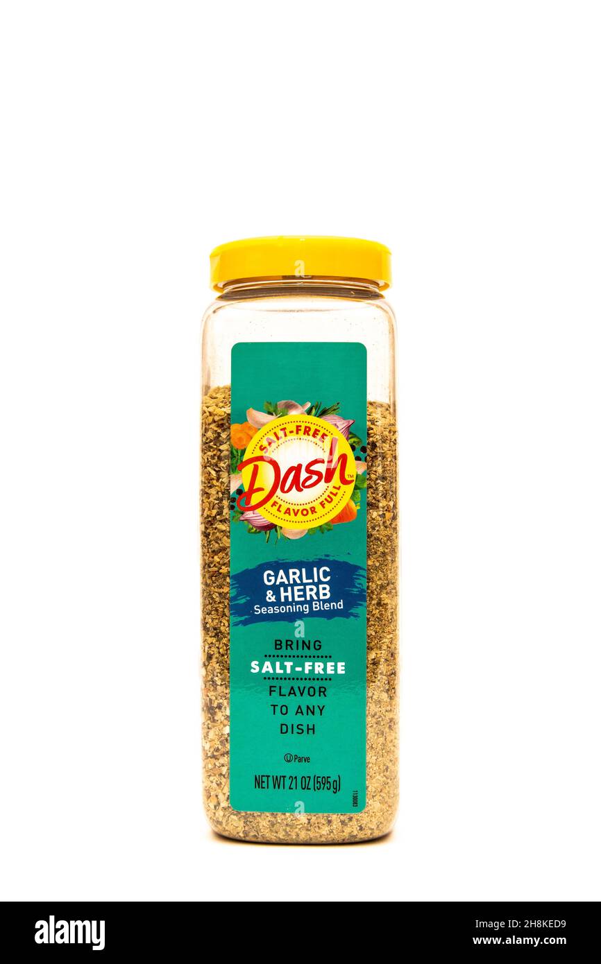 Una botella de plástico de la Sra. Dash libre de sal, ajo de sabor completo y mezcla de condimentos de hierbas. Foto de stock