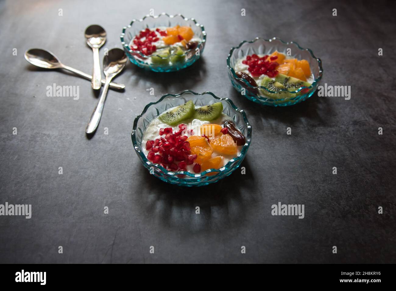 Popular ensalada de fruta de postre en un bol. Vista superior. Foto de stock