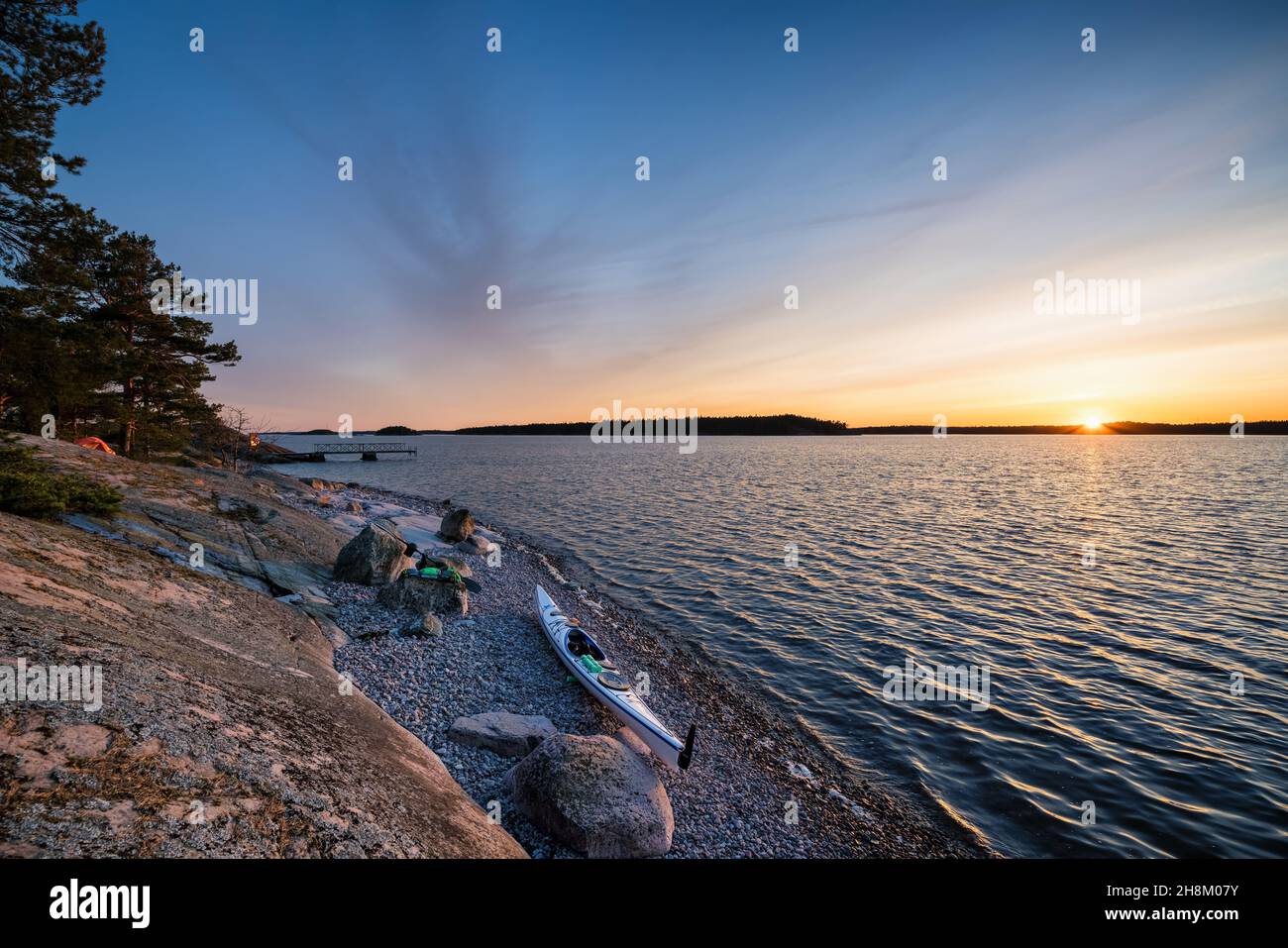 Puesta de sol en la isla de Rövargrundet, archipiélago de Espoo, Finlandia Foto de stock