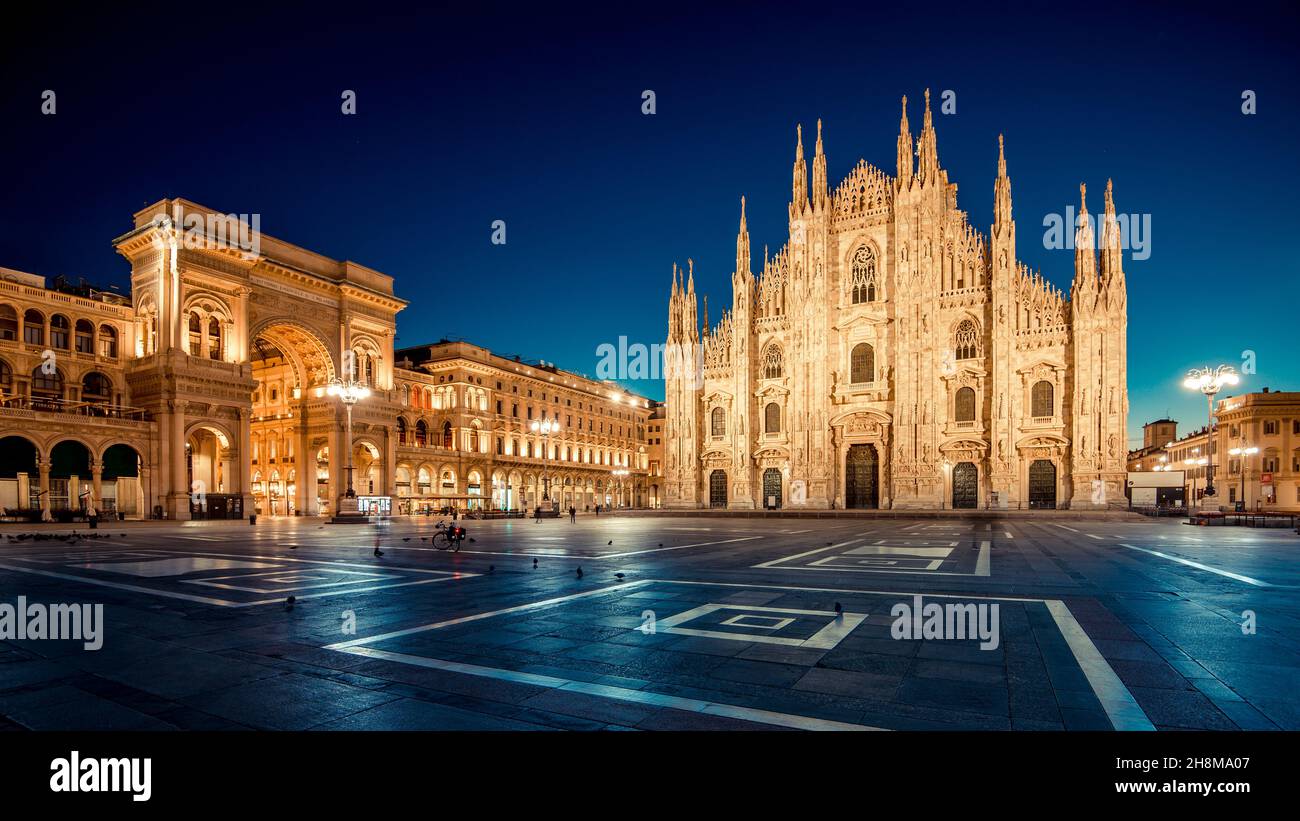 Catedral del Duomo de Milán al amanecer Italia destinos de viaje Foto de stock