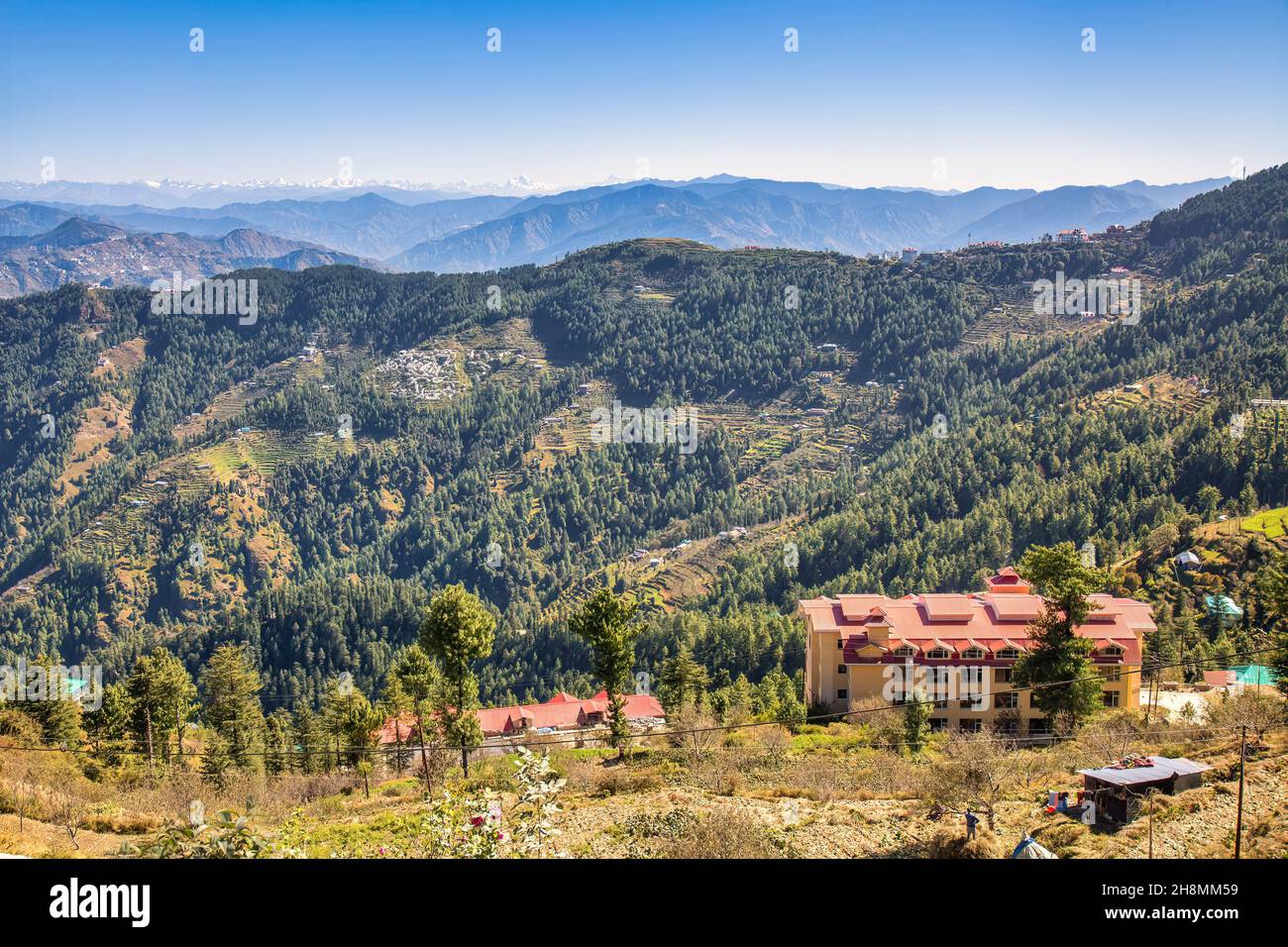 Vista aérea de la estación de la colina de Sarahan con casas de la ciudad en las laderas de la montaña con paisaje pintoresco del Himalaya en Himachal Pradesh, India Foto de stock