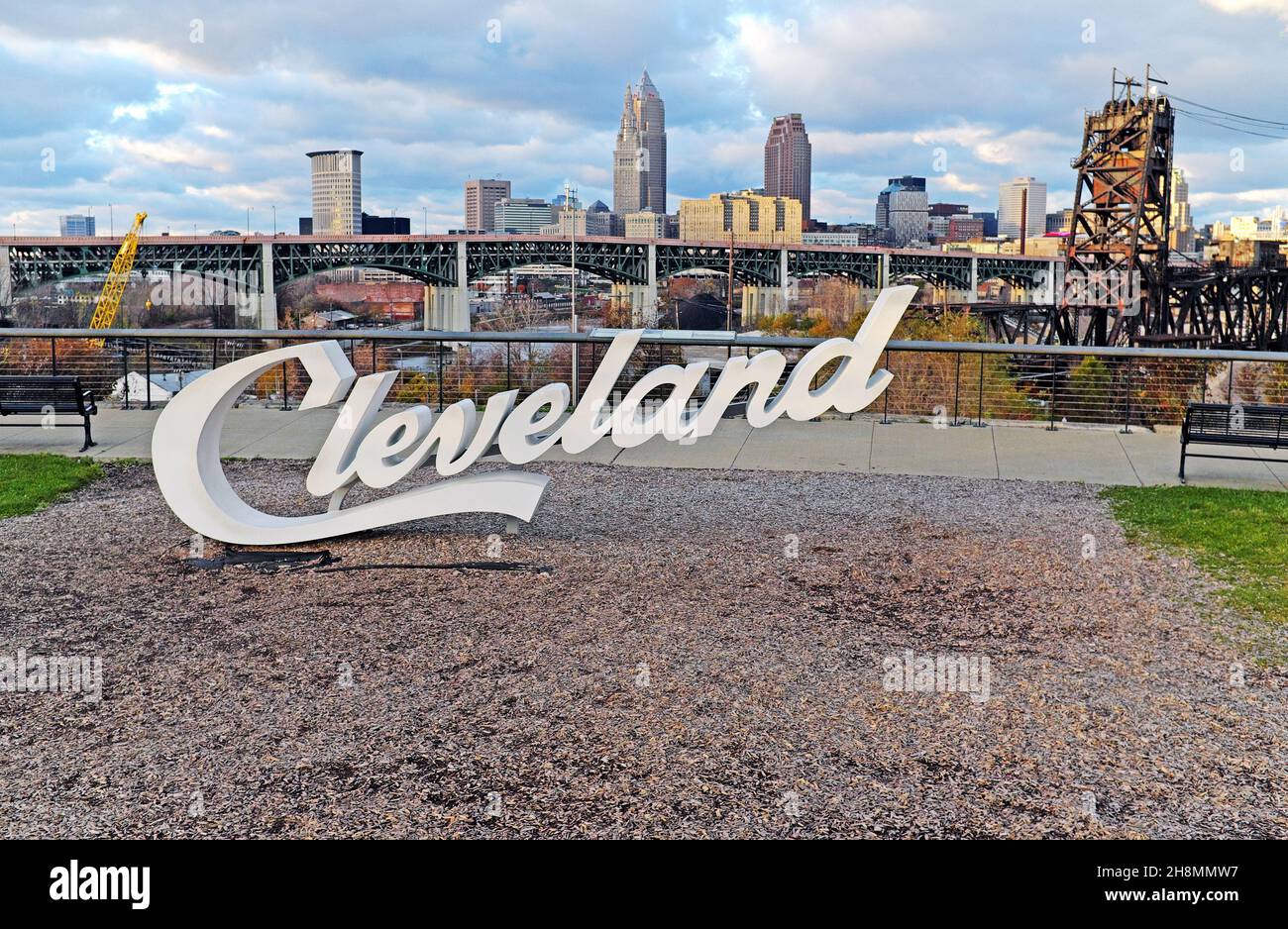 El horizonte del centro de Cleveland, Ohio, el 22 de noviembre de 2021, visto desde el letrero de Cleveland en el barrio de Tremont. Foto de stock