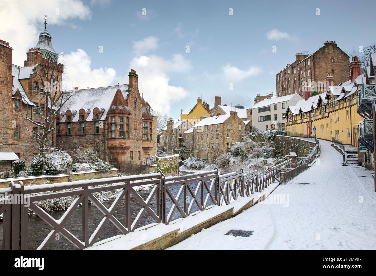 Dean Village Edimburgo en la nieve de invierno. Con el agua de Leith Foto de stock