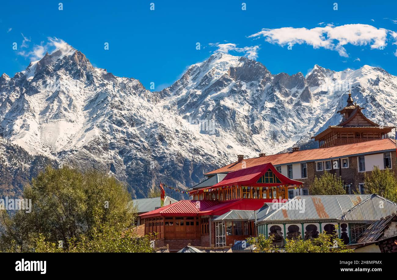 Pueblo del Himalaya, Kalpa, con picos nevados de la montaña Kailash en Himachal Pradesh India. Foto de stock