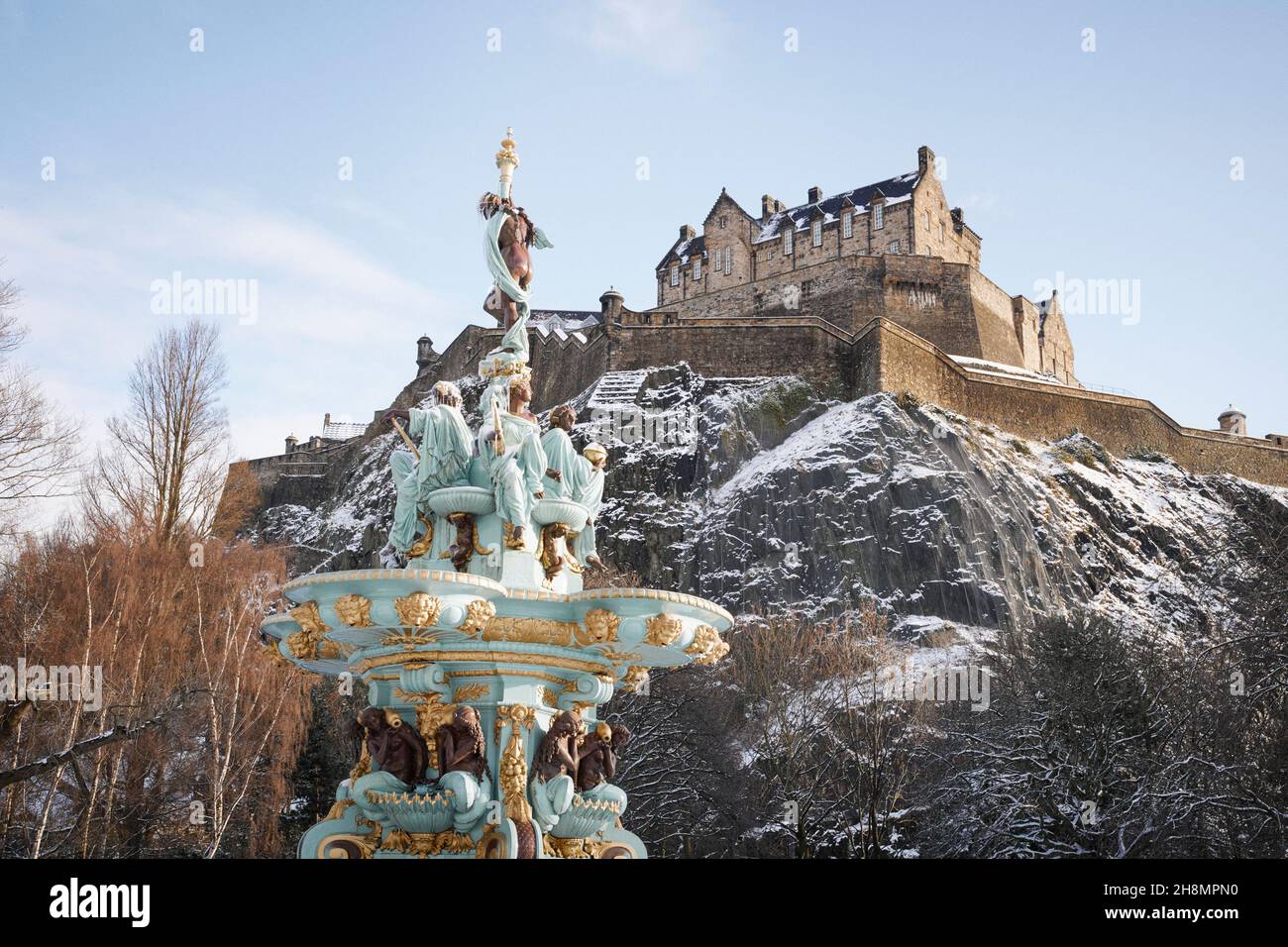 Castillo de Edimburgo y Fuente Ross en la nieve de invierno Foto de stock