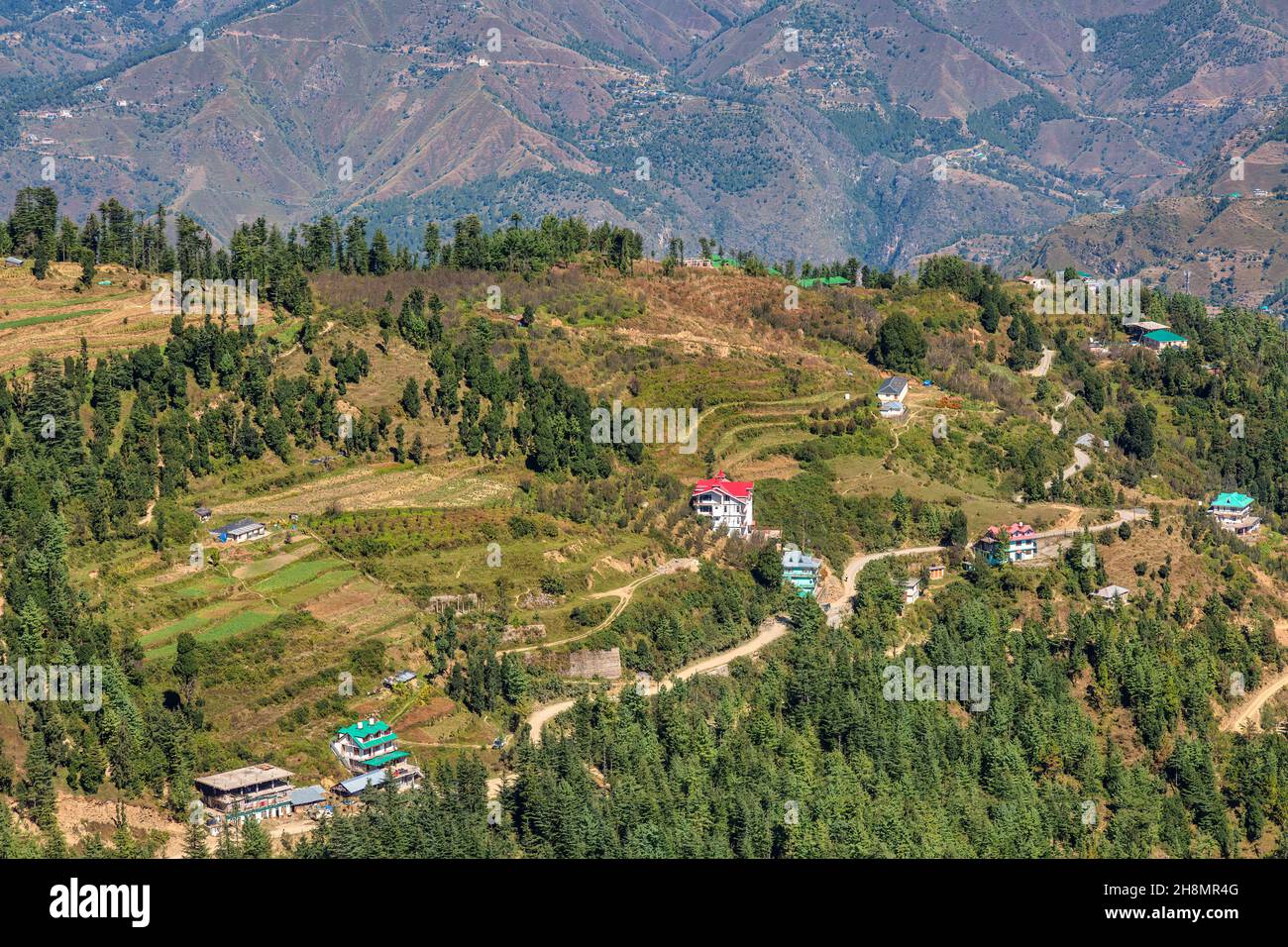 Escénica estación de la colina en Himachal Pradesh, India con vista aérea wof casas de pueblo en las laderas de montaña con paisaje pintoresco Himalaya en Sarahan Foto de stock