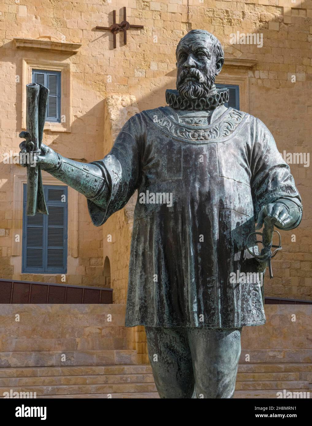Primer plano de la estatua de bronce de Jean Parisot de la Valette, Gran Maestro de la Orden de Malta, fundador de la capital valetta de Malta, Valletta, Malta Foto de stock