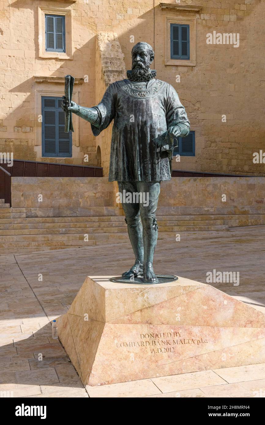 Estatua de bronce de Jean Parisot de la Valette, Gran Maestro de la Orden de Malta, Fundador de La Valetta Capital de Malta, La Valetta, Malta Foto de stock