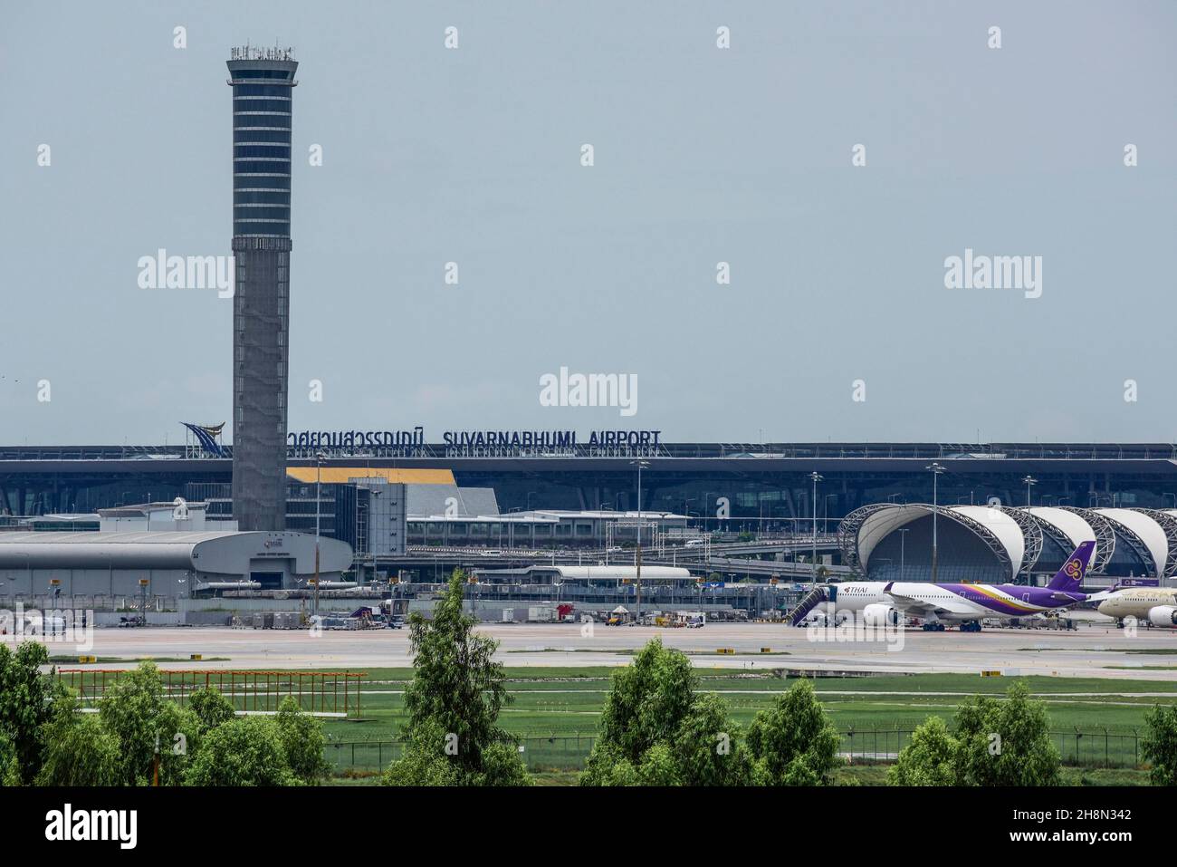 Torre de control de tráfico aéreo Aeropuerto Suvarnabhumi, Bangkok, Tailandia Foto de stock