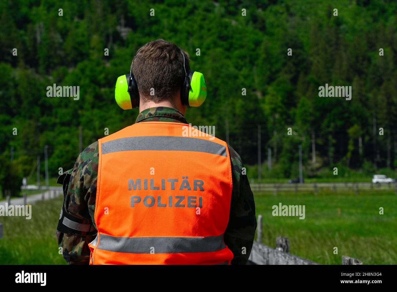 Policía con chaleco amarillo y detener llana, durante un control de  tráfico, Alemania Fotografía de stock - Alamy