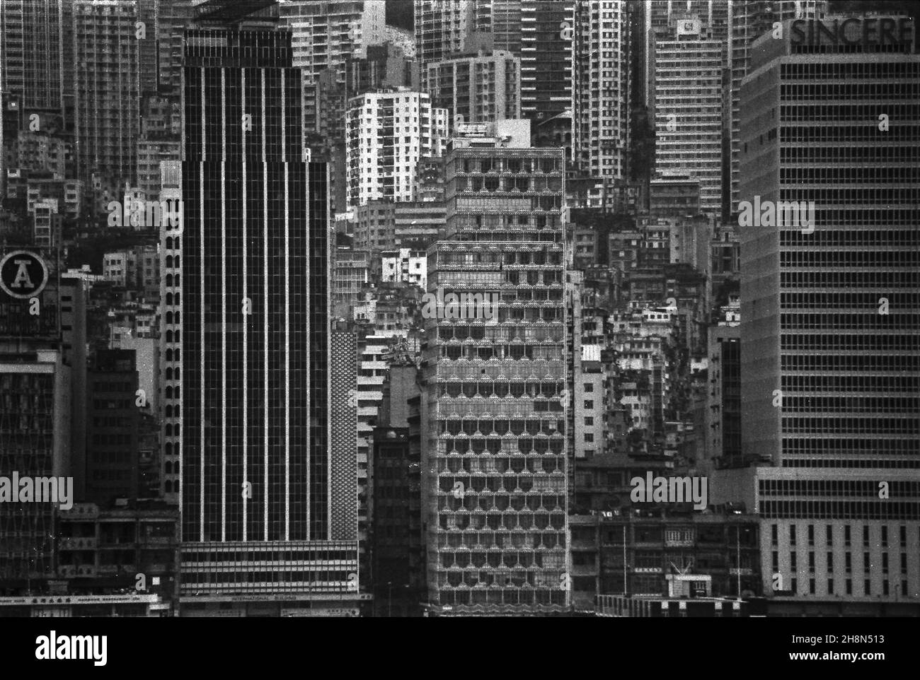 Edificios de gran altura que forman patrones en Hong Kong, abril de 1978 Foto de stock