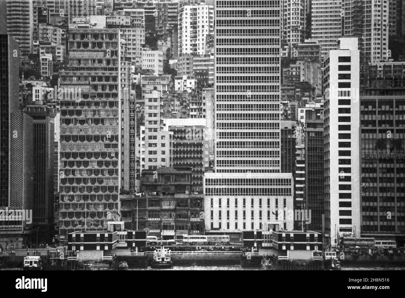 Edificios de gran altura que forman patrones en Hong Kong, abril de 1978 Foto de stock