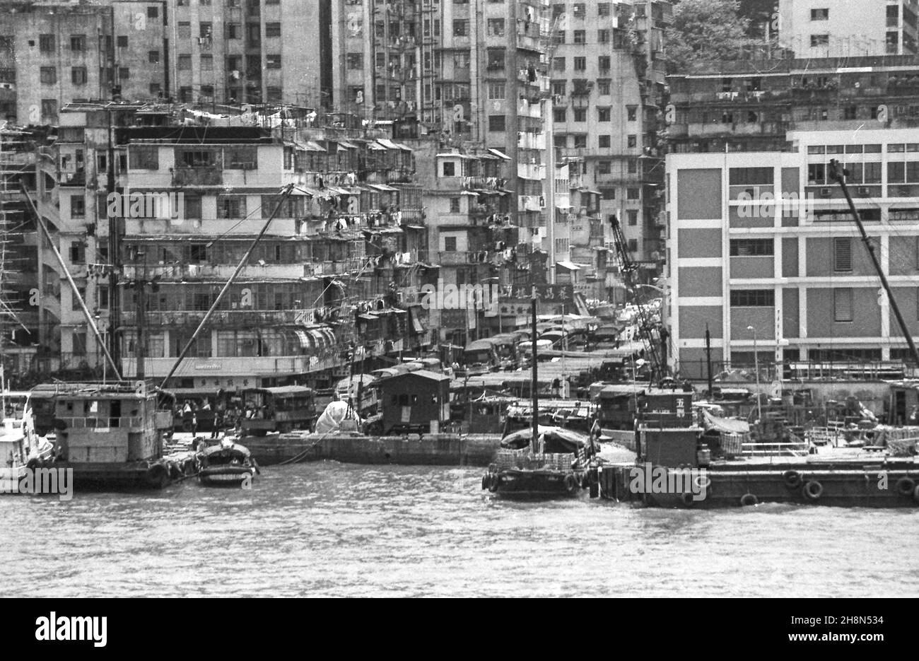 Edificios de gran altura que forman patrones en Hong Kong, abril de 1978 Foto de stock