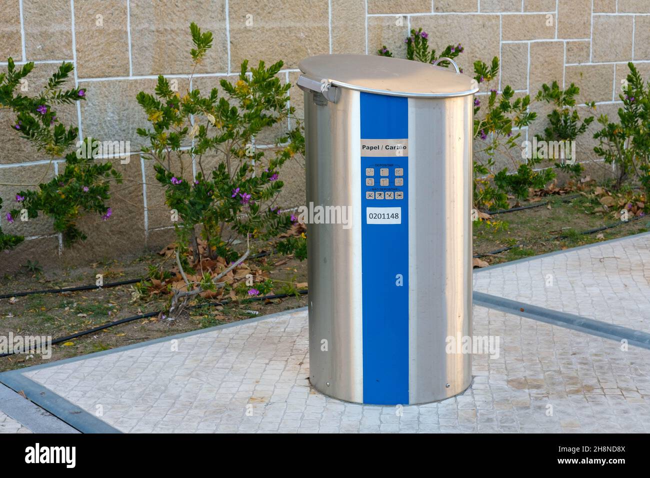 Castelo Branco, Portugal - Noviembre 30 2021: Papelera de reciclaje de papel residual en las calles de Castelo Branco Portugal Foto de stock