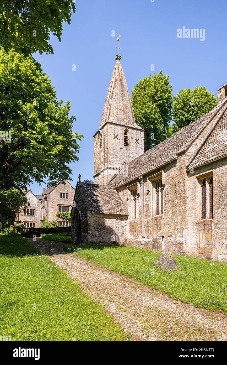 La iglesia del siglo 12th de San Bartolomé y la casa solariega en el pueblo Cotswold de Notgrove, Gloucestershire Reino Unido Foto de stock