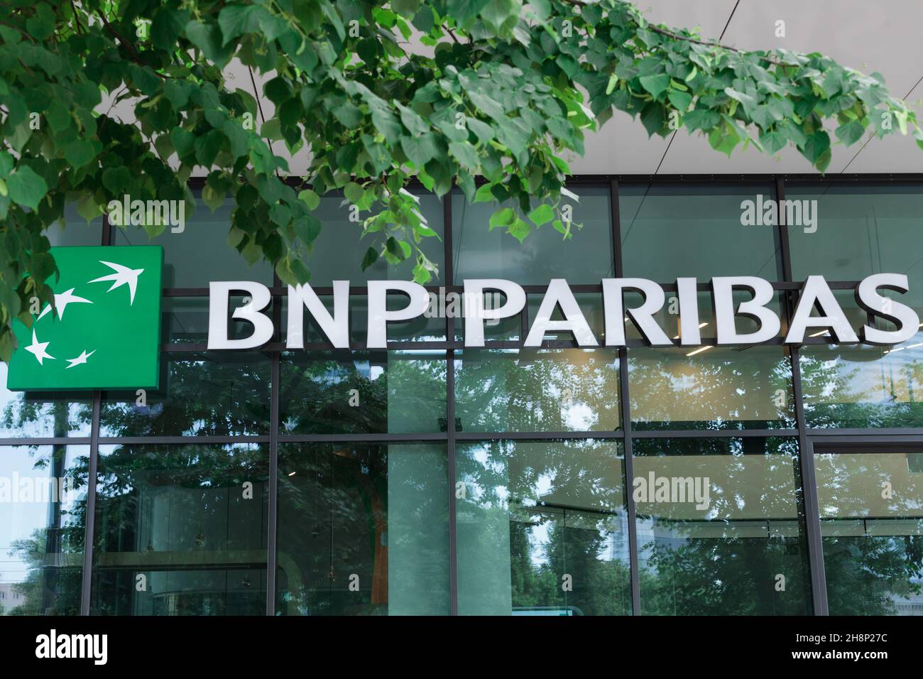 Varsovia, POLONIA - Junio 05,2021: BNP Paribas S.A. marca logo en Warsav Foto de stock