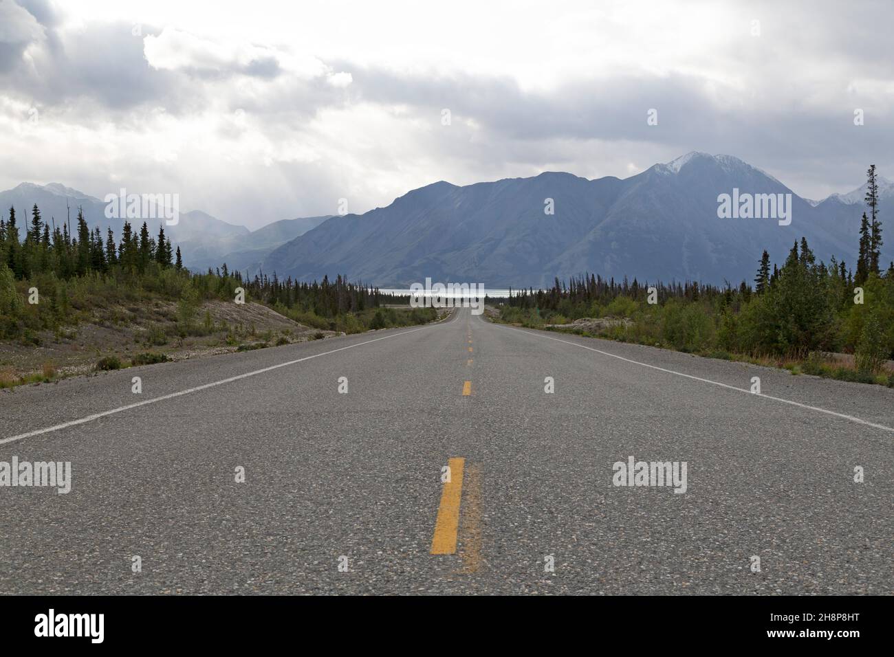 La autopista de Alaska en el Yukon, Canadá. La carretera va hacia el lago Kluane. Foto de stock