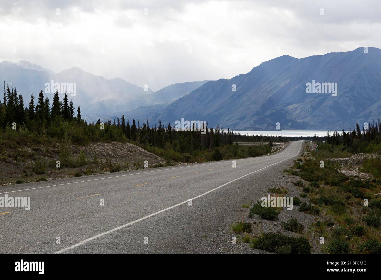 La autopista de Alaska en el Yukon, Canadá. La carretera se dirige hacia el Lago Kluane y el Monte Wallace. Foto de stock