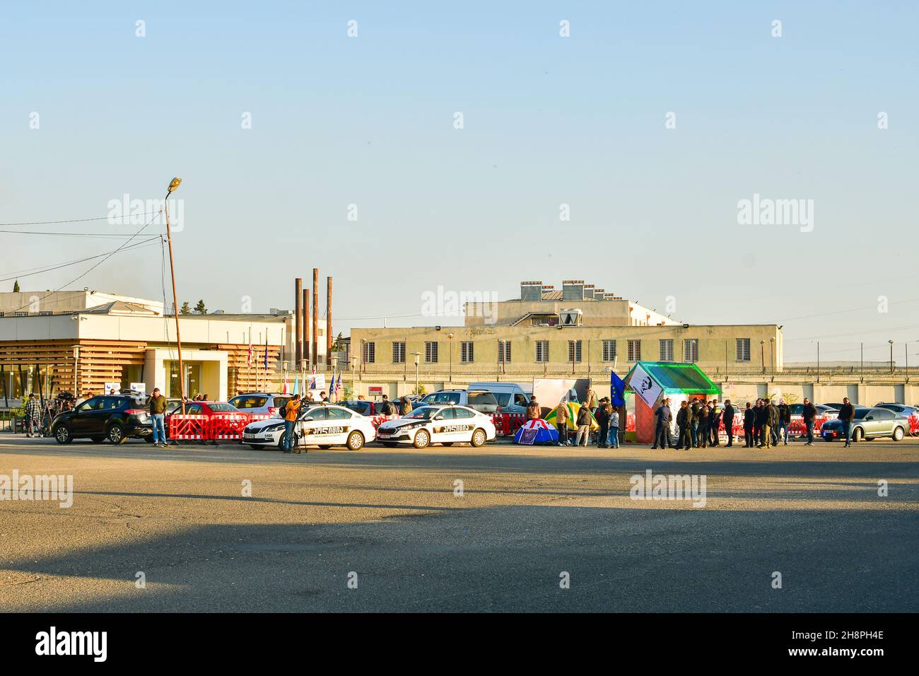 Rustavi , Georgia - 9th de noviembre de 2021: Multitud de personas ; policía de seguridad ; vehículo de ambulancia en protesta por las puertas de la prisión donde Mikheil Saakashvili ex Foto de stock