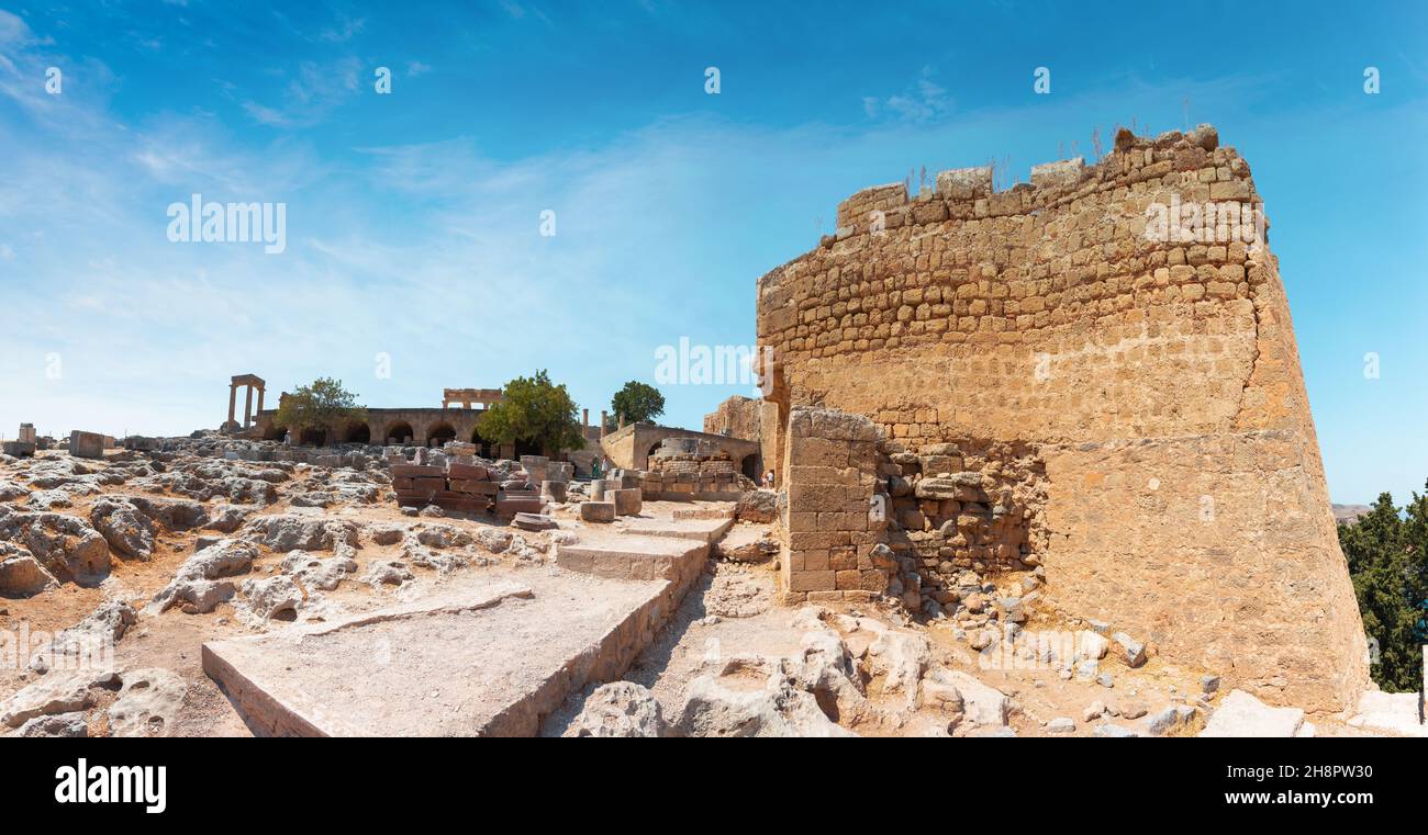 Acrópolis en la ciudad de Lindos, isla de Rodas, Grecia Foto de stock