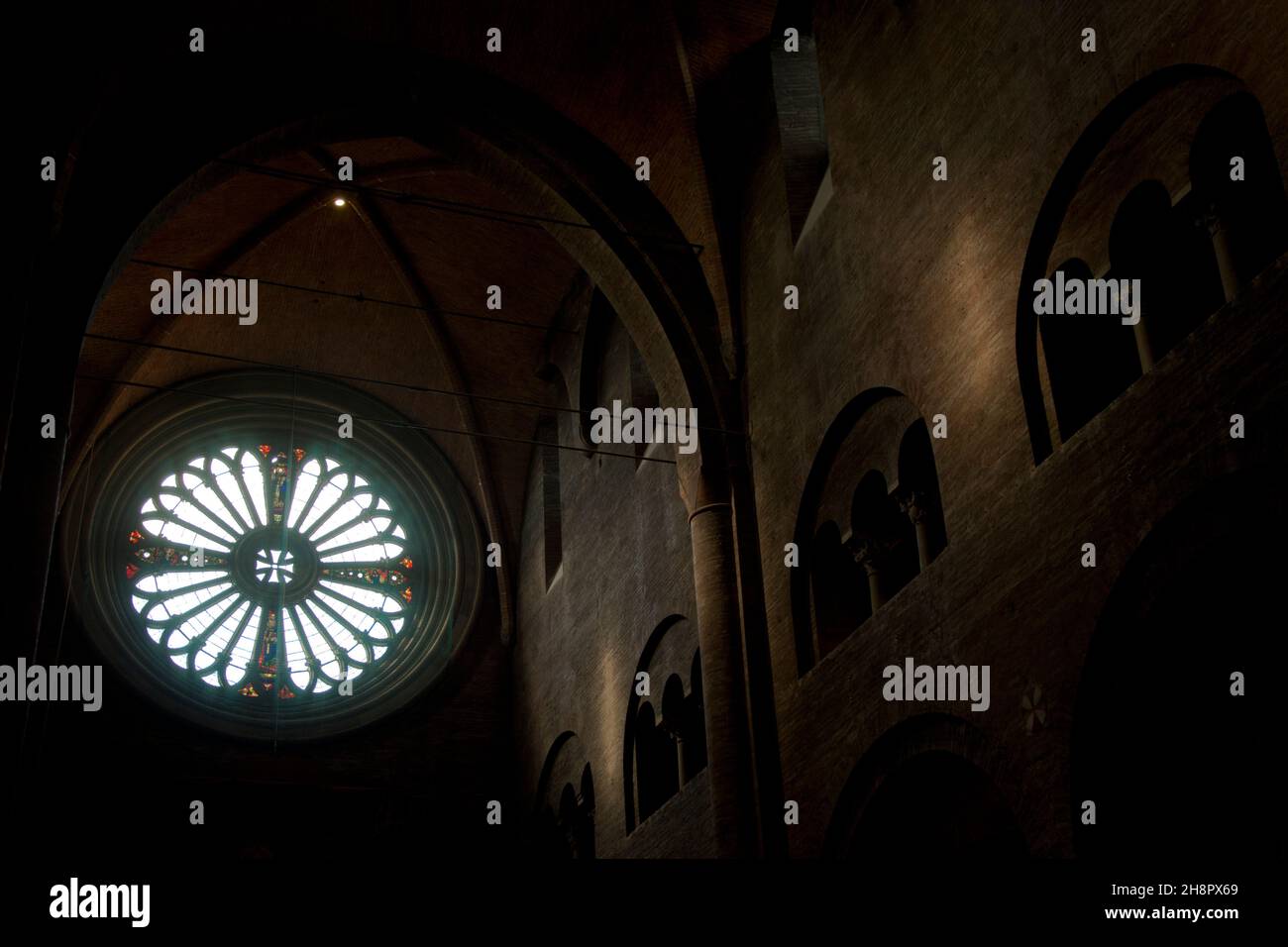 Grosses Kirchenfenster im Innern der Kahedrale von Modena Foto de stock