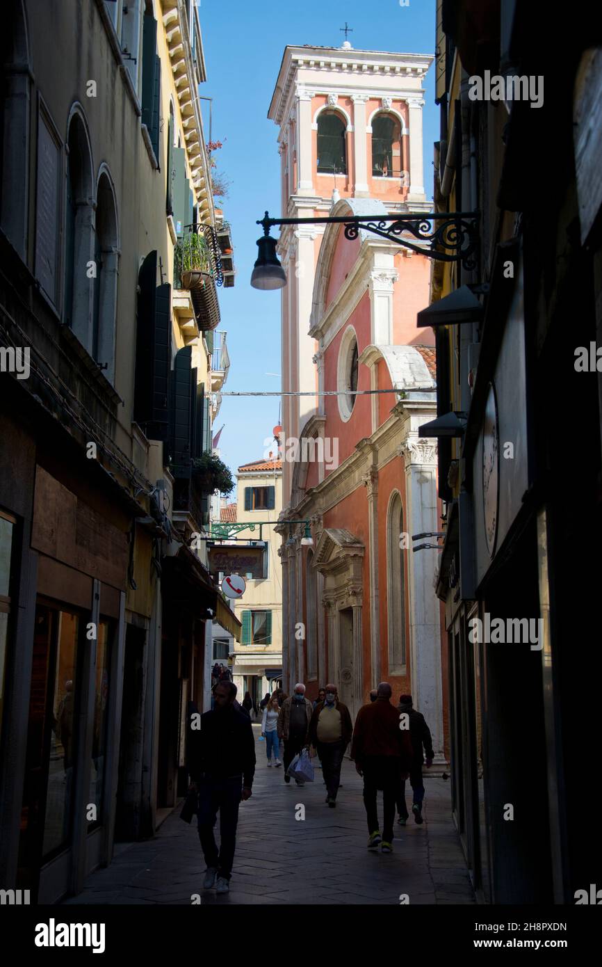 Enge Gassen in der Altstadt Venedigs Foto de stock