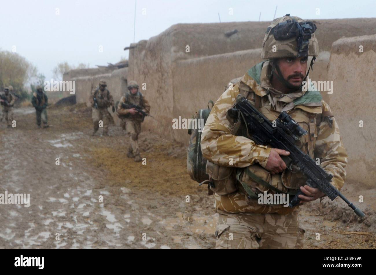 Los comandos de la Royal Marine británica patrullan durante una tormenta de lluvia durante la Operación Sond Chara, despararrando el distrito de Nad-e Ali, provincia de Helmand de los insurgentes, 29 de diciembre de 2008, en Lashkar Gah, Afganistán. Foto de stock