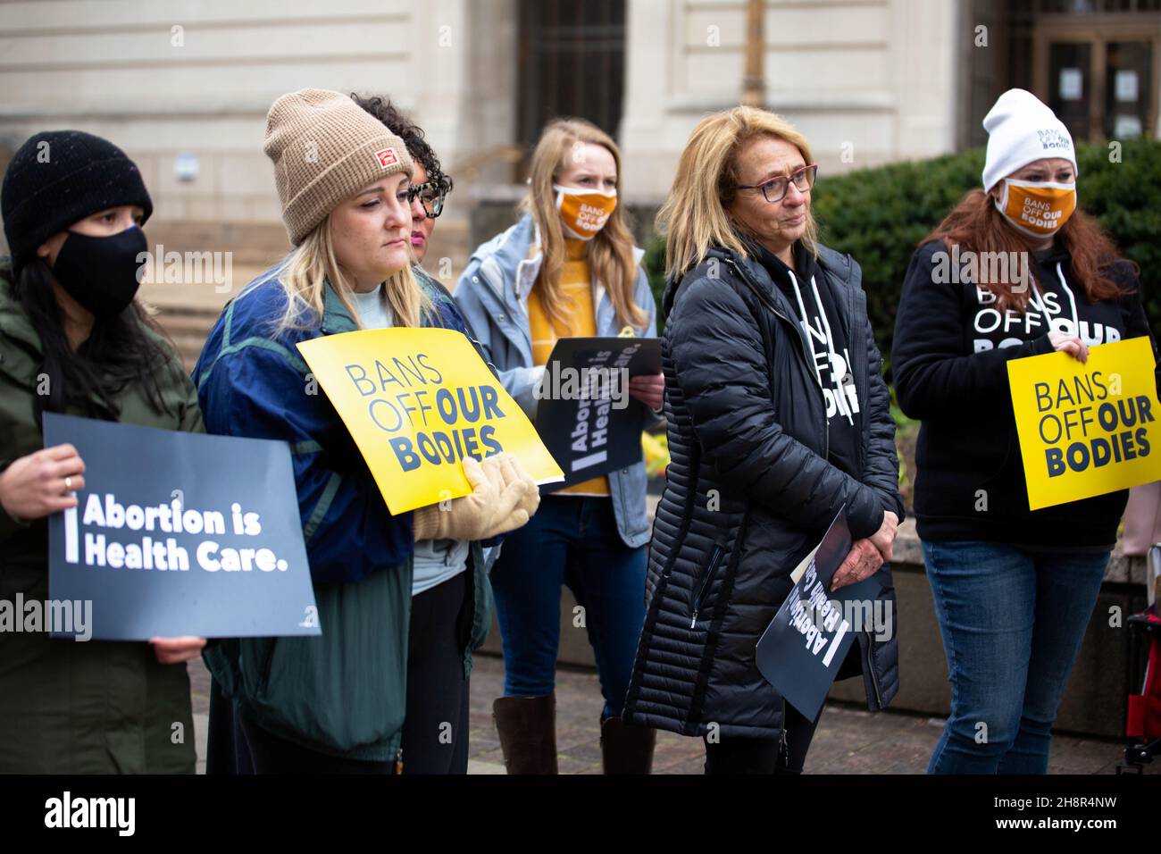 Partidarios de Planned Parenthood Ohio se reúnen para una manifestación pro-elección mientras los jueces de la Corte Suprema de los Estados Unidos escuchan argumentos en el caso de los derechos de aborto en Mississippi Dobbs contra Jackson Women's Health, en Cincinatti, Ohio, EE.UU., 1 de diciembre, 2021. REUTERS/Megan Jelinger Foto de stock
