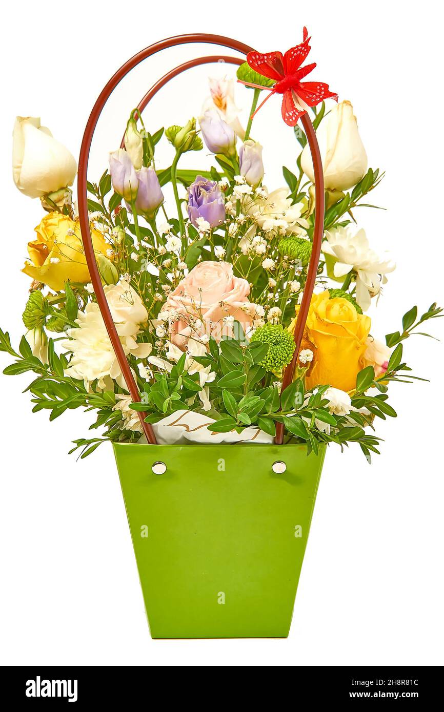 Arreglo floral en una bolsa de cartón con asas de plástico para arreglos  florales sobre un fondo blanco Fotografía de stock - Alamy