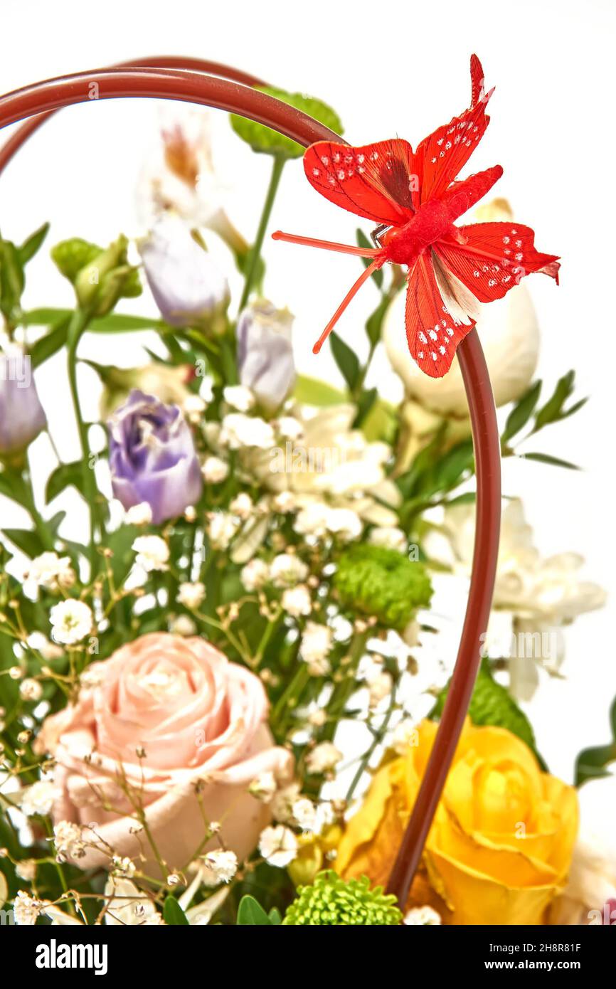 Mariposa artificial en como decoración en el mango de una bolsa de papel para arreglos florales Fotografía de stock - Alamy