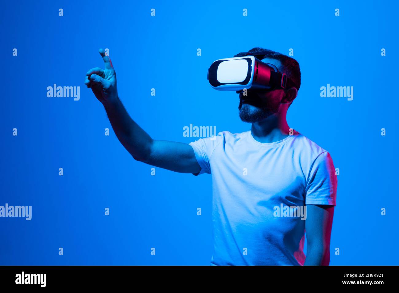 El hombre con gafas de realidad virtual jugando un juego o viendo