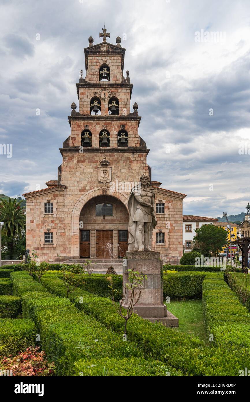 Iglesia de la ciudad de Cangas de Onis en Asturias y estatua del rey
