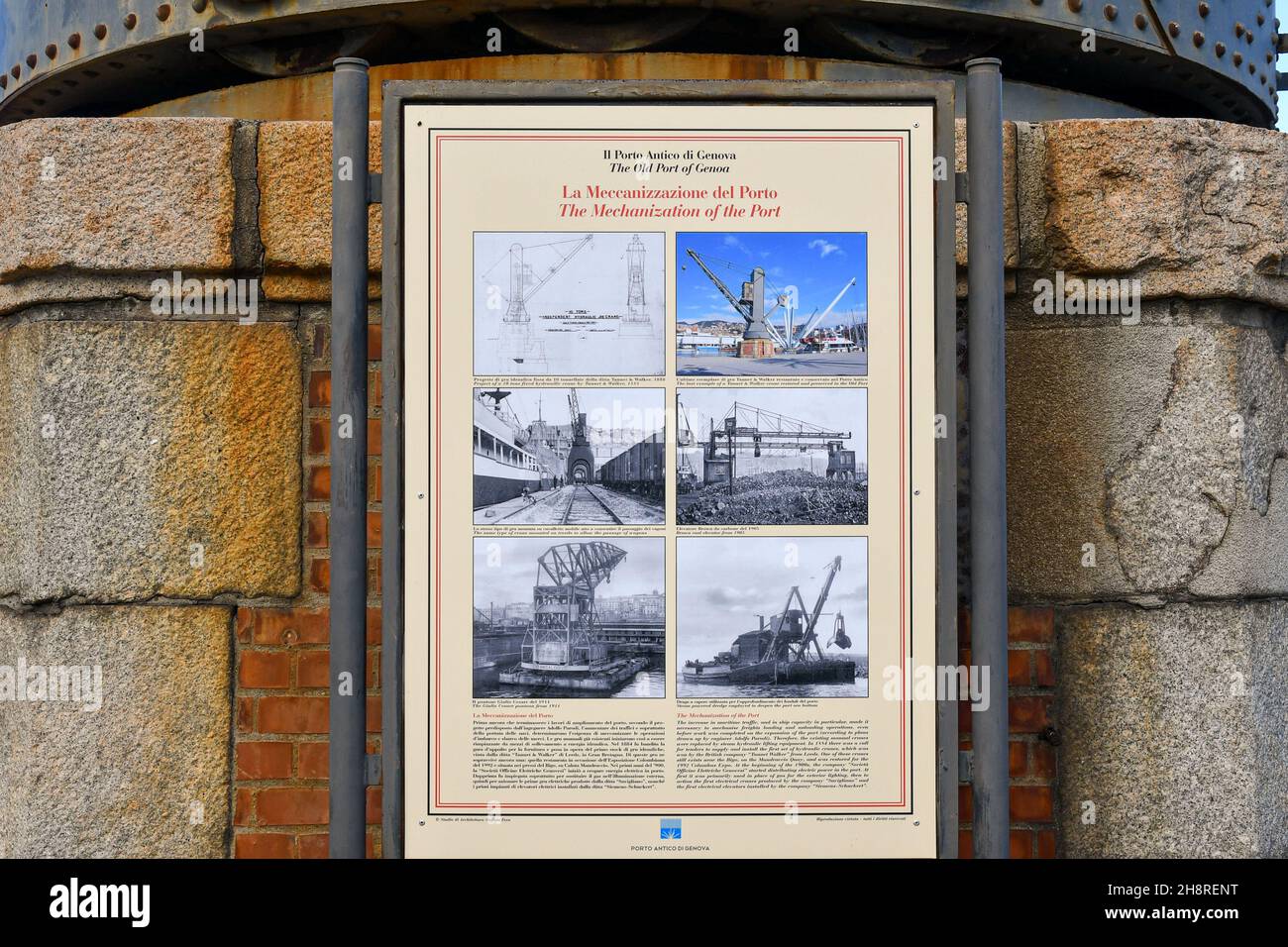 Un tablero de información que explica la historia de la mecanización del Puerto Viejo, puesto en la base de la última grúa preservada, Génova, Liguria Foto de stock