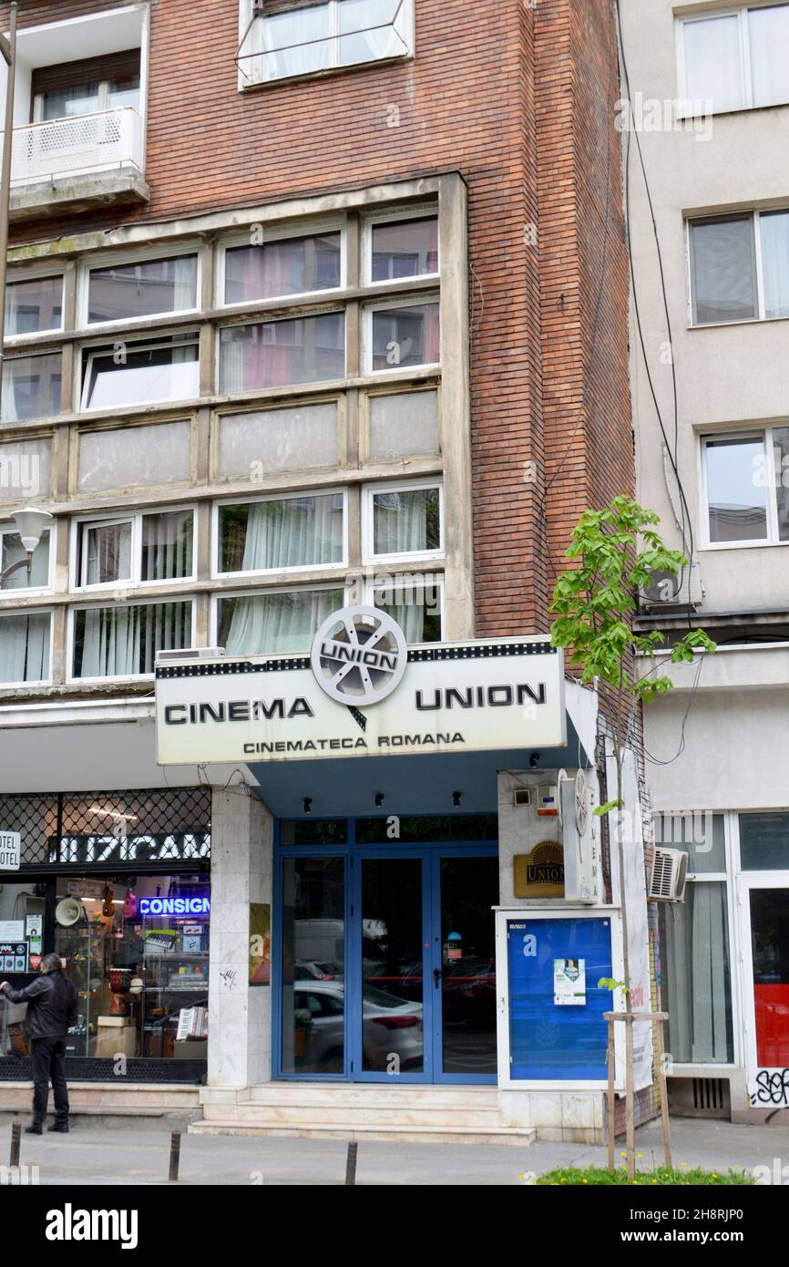 BUCAREST. RUMANIA - 24 DE ABRIL de 2021: El Uniob Cimema. Uno de los últimos cines de arte-hise en la capital rumana en la strada Ion Campineanu y parte o Foto de stock