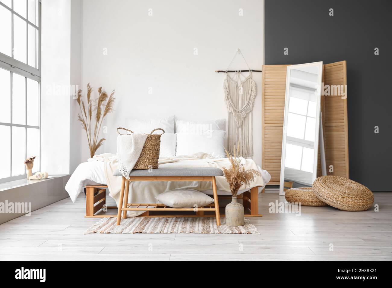 Banqueta tapizados en pie de cama doble en el dormitorio de estilo  tradicional Fotografía de stock - Alamy