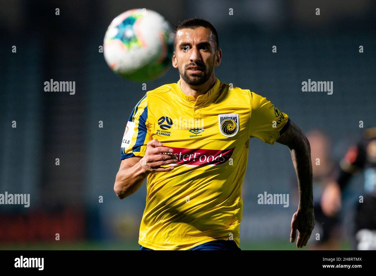 Central Coast Mariners midfielder Milan Duric (7) mira el balón (Foto de Damian Briggs/ Speed Media) Foto de stock