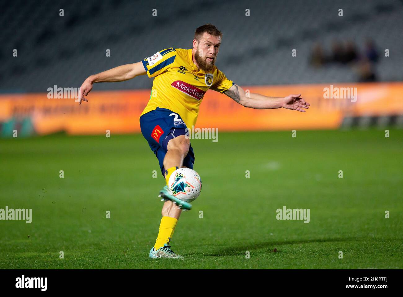 El centrocampista de Central Coast Mariners Jacob Melling (22) golpea un volley en Goal (Foto por Damian Briggs/ Speed Media) Foto de stock