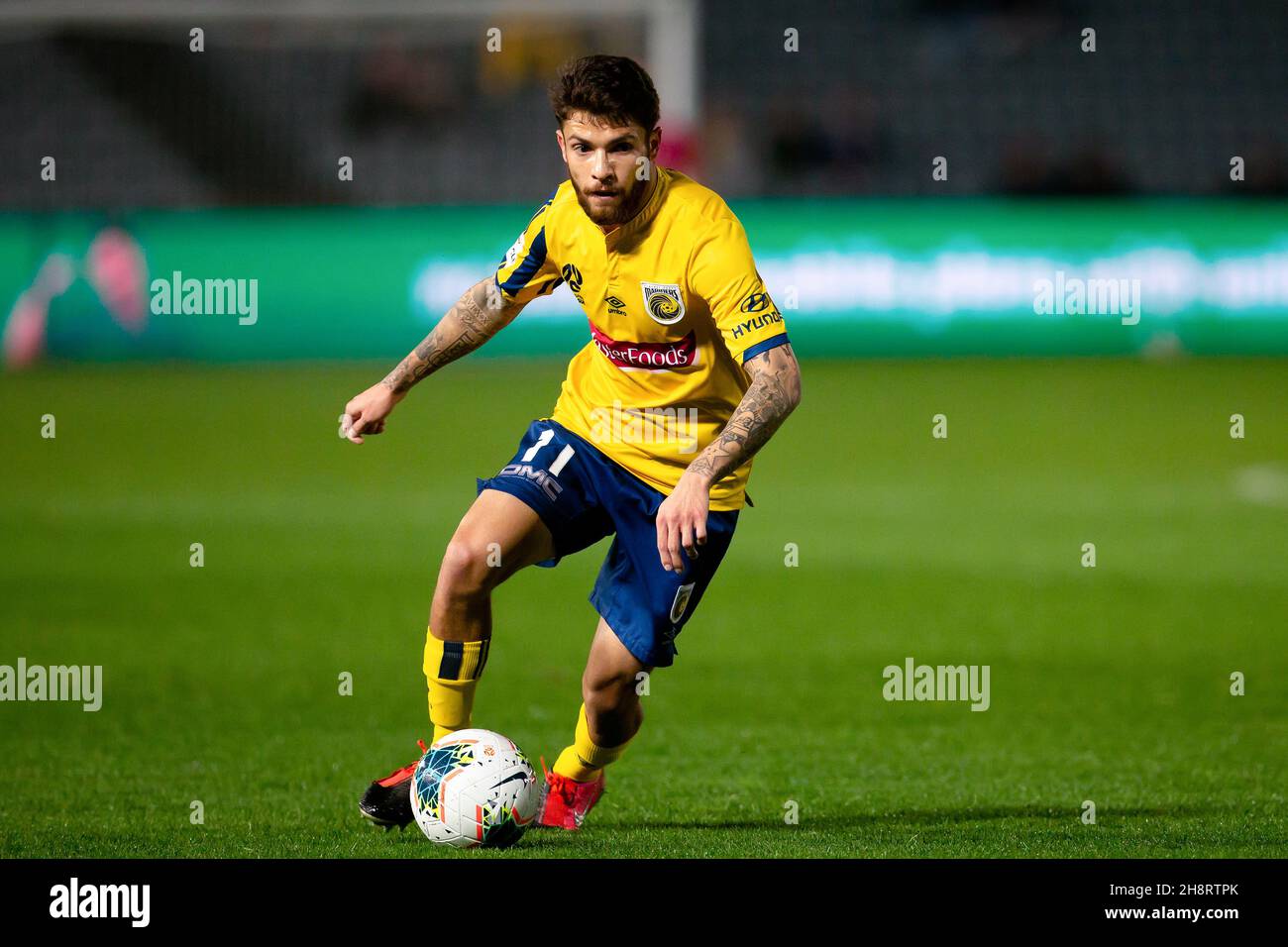 Central Coast Mariners midfielder Daniel De Silva (11) dribbles el balón (Foto por Damian Briggs/ Speed Media) Foto de stock