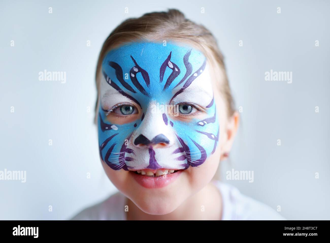 Tigre de maquillaje fotografías e imágenes de alta resolución - Alamy