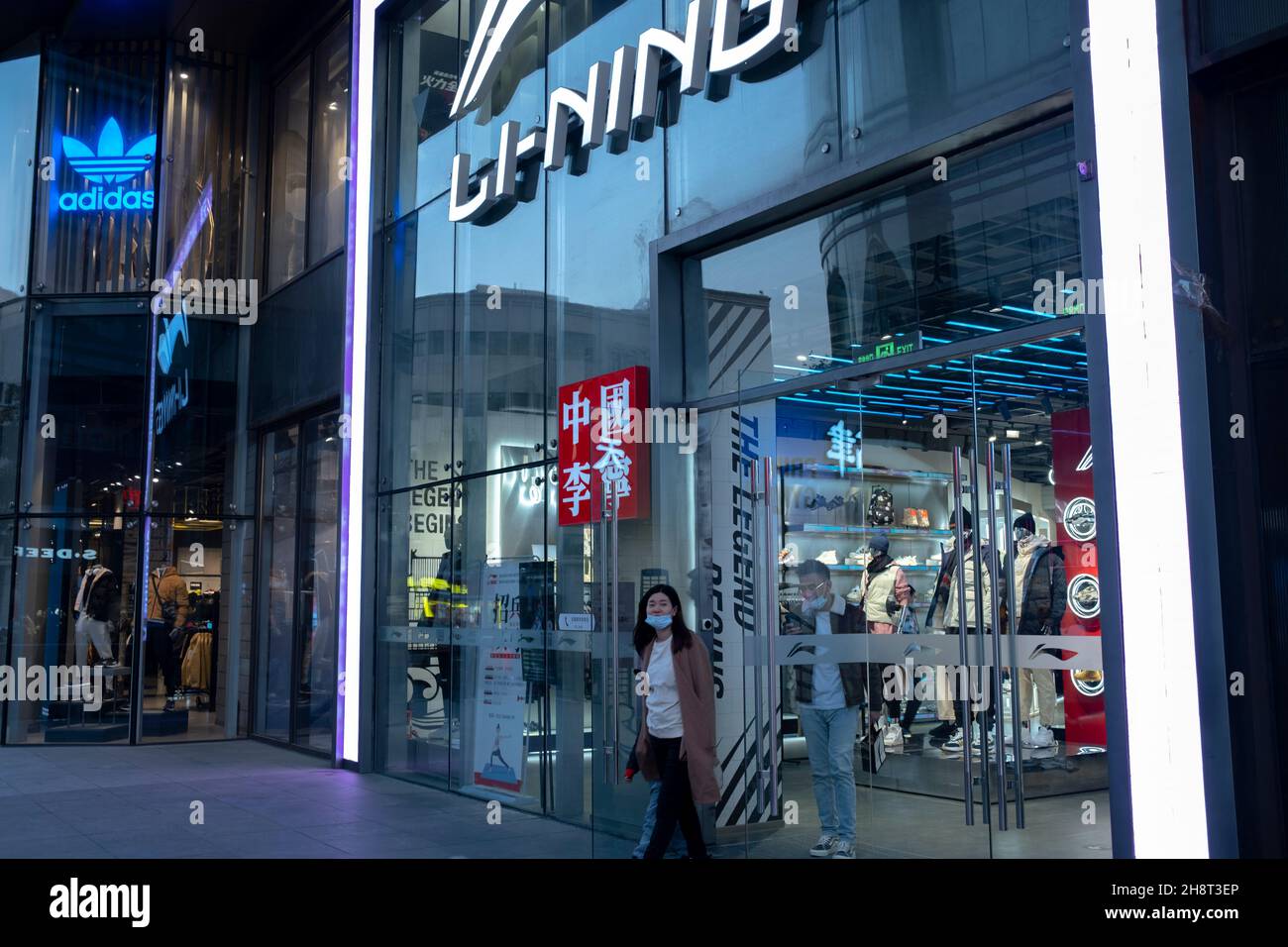 Dialecto salchicha metodología Tienda insignia de adidas fotografías e imágenes de alta resolución - Alamy