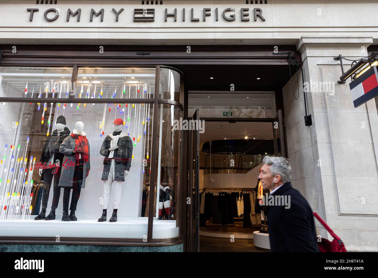 Un hombre pasa por una tienda Tommy Hilfiger Regent Street. de Belinda / SOPA Images/Sipa USA Fotografía de stock - Alamy