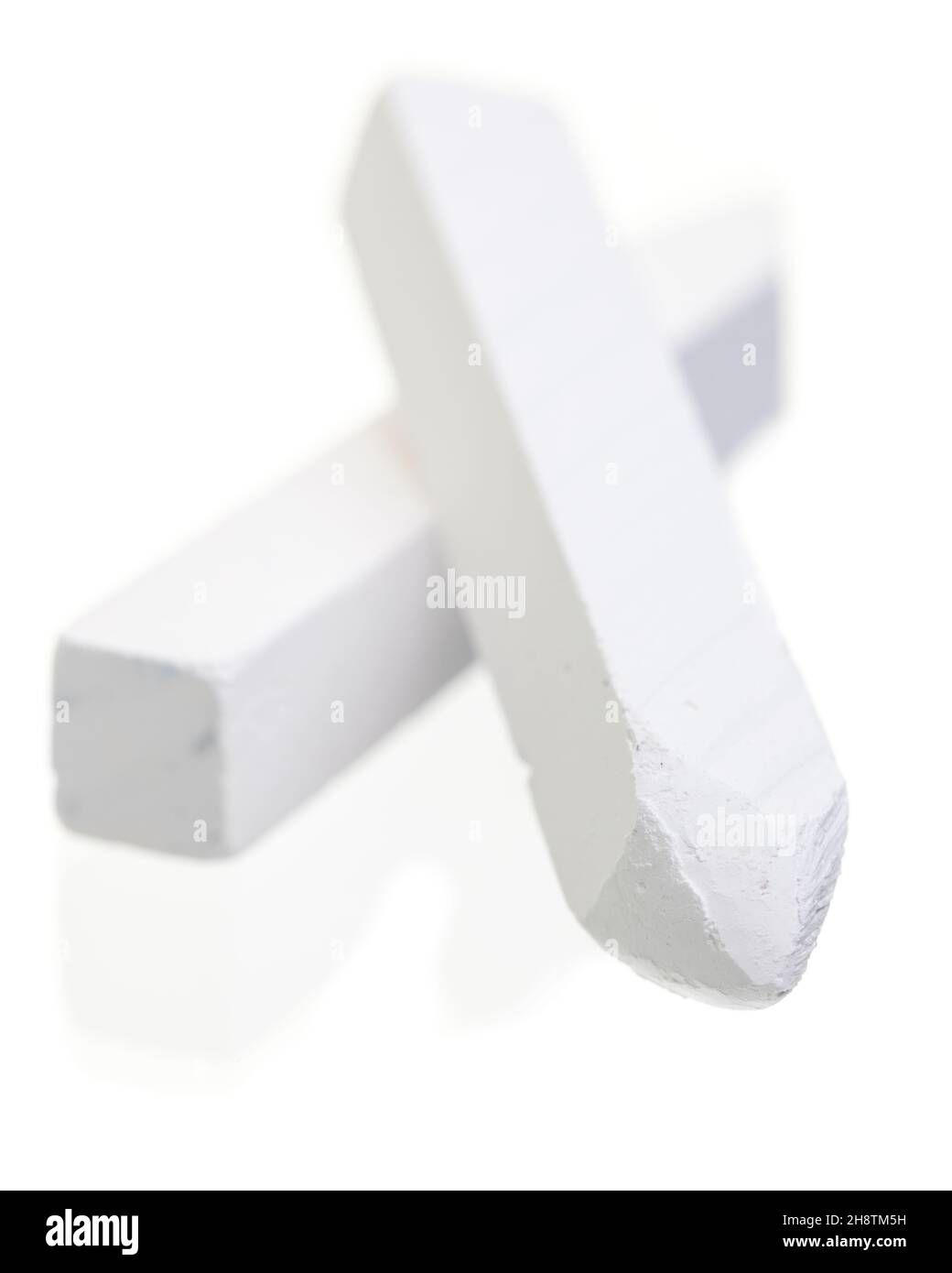 Dos trozos de tiza blanca aislados sobre fondo blanco Foto de stock