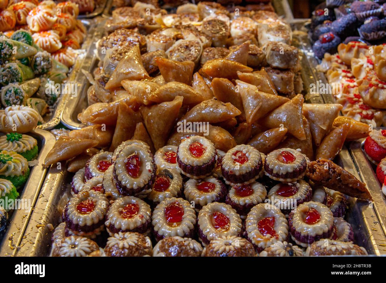 Dulces y postres marroquíes. La cocina marroquí es famosa por sus  deliciosas galletas y postres. Es un intento obligado. Una variedad de  pasteles escamosos, rica ca Fotografía de stock - Alamy