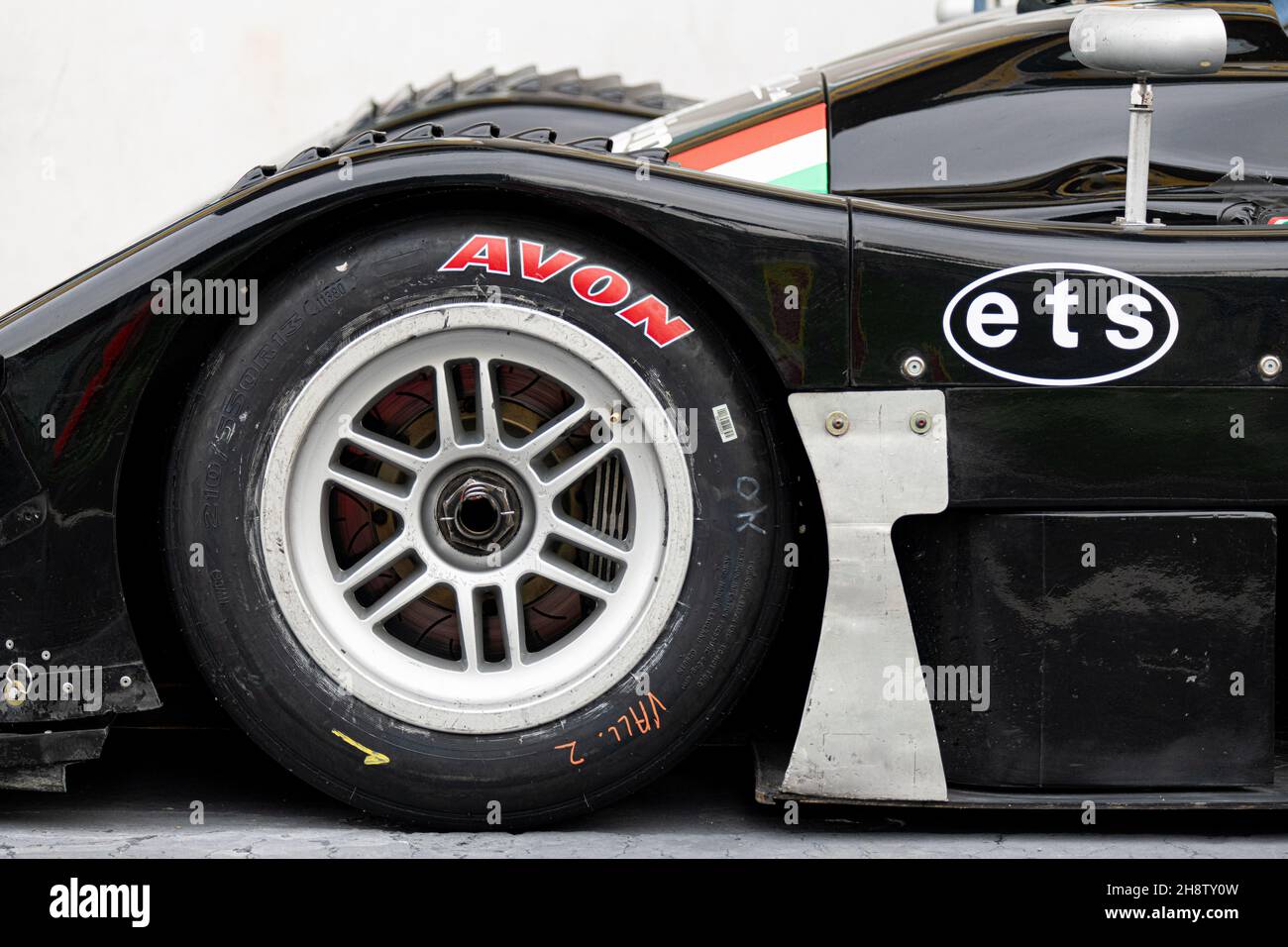 Vallelunga, Italia, 28 2021 de noviembre, fin de semana de carreras. Primer plano del neumático de carreras Avon para deportes de motor en un prototipo de coche Foto de stock