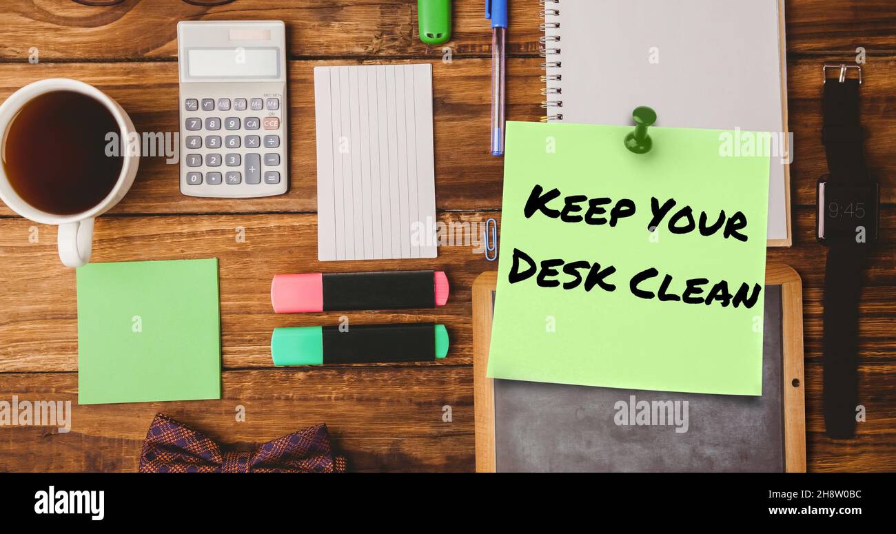 Imagen de Mantenga su escritorio limpio con texto en notas sobre artículos de oficina en un escritorio ordenado Foto de stock