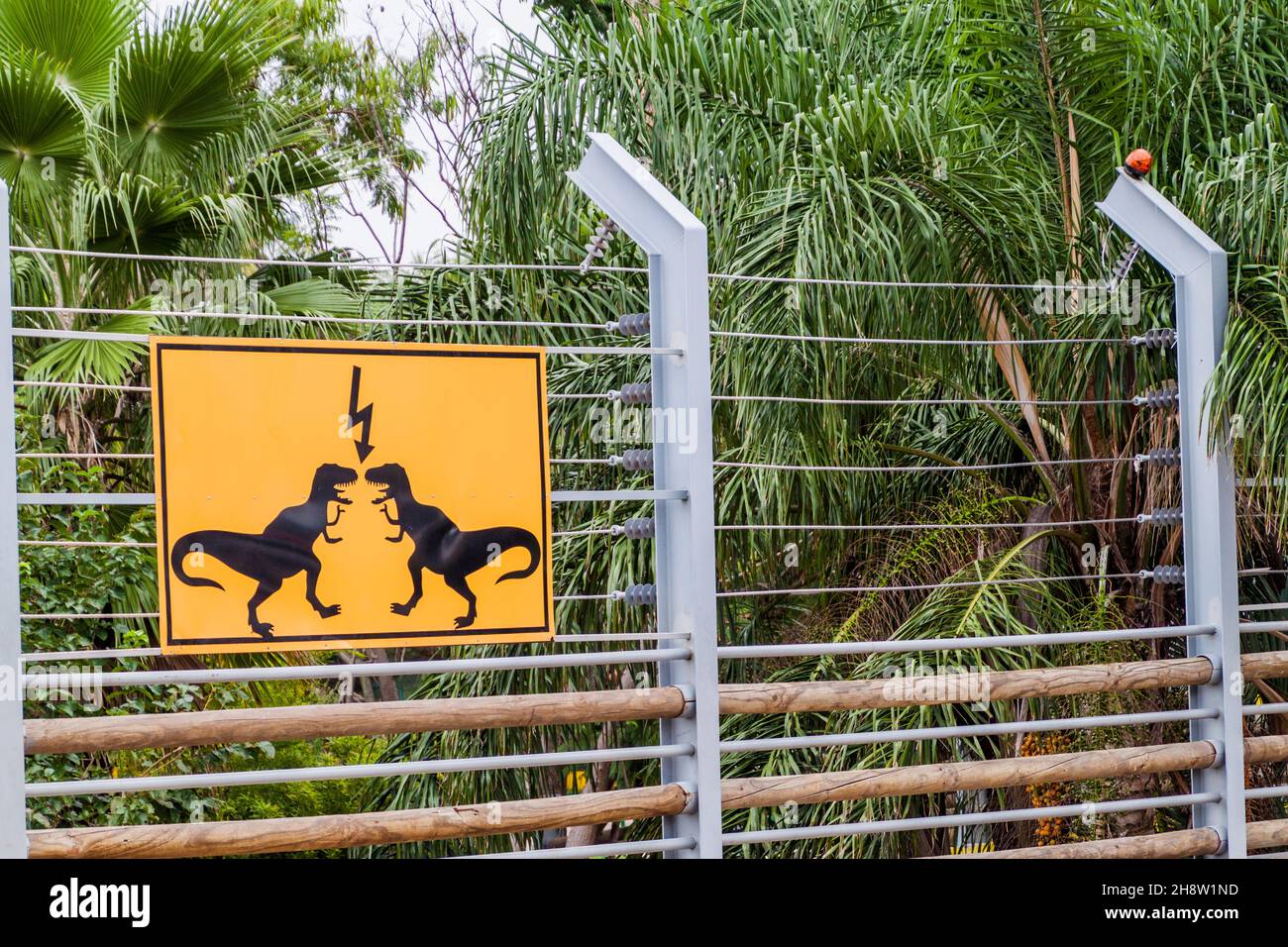 Peligro de valla eléctrica de dinosaurios en el Parque Fundidora Foundry en  Monterrey Fotografía de stock - Alamy