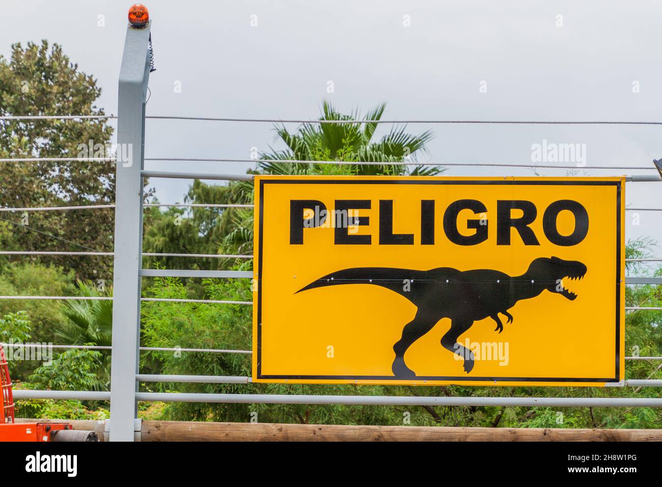 Peligro de valla eléctrica de dinosaurios en el Parque Fundidora Foundry en Monterrey Fotografía de stock - Alamy Peligro de valla eléctrica de dinosaurios en el Parque Fundidora Foundry en Monterrey Fotografía de stock - Alamy