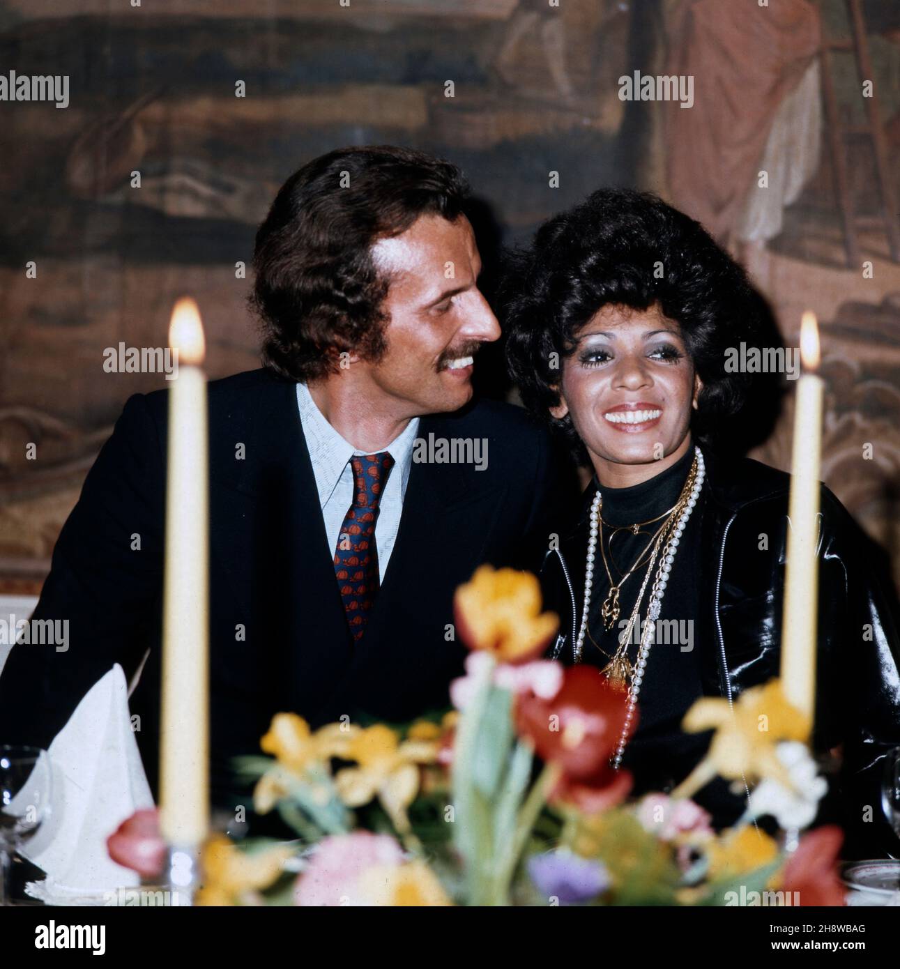 Shirley Bassey, britische Sängerin, Interpretin des berühmten Bond Canciones: Goldfinger, zu Gast in Deutschland, hier bei einem privaten Abendessen, anlässlich ihres Konzerts in Berlin, 1972. Shirley Bassey, cantante galesa, intérprete de la famosa canción de Bond: Goldfinger, como invitada en Alemania, aquí en una cena privada, con ocasión de su concierto en Berlín, 1972. Foto de stock