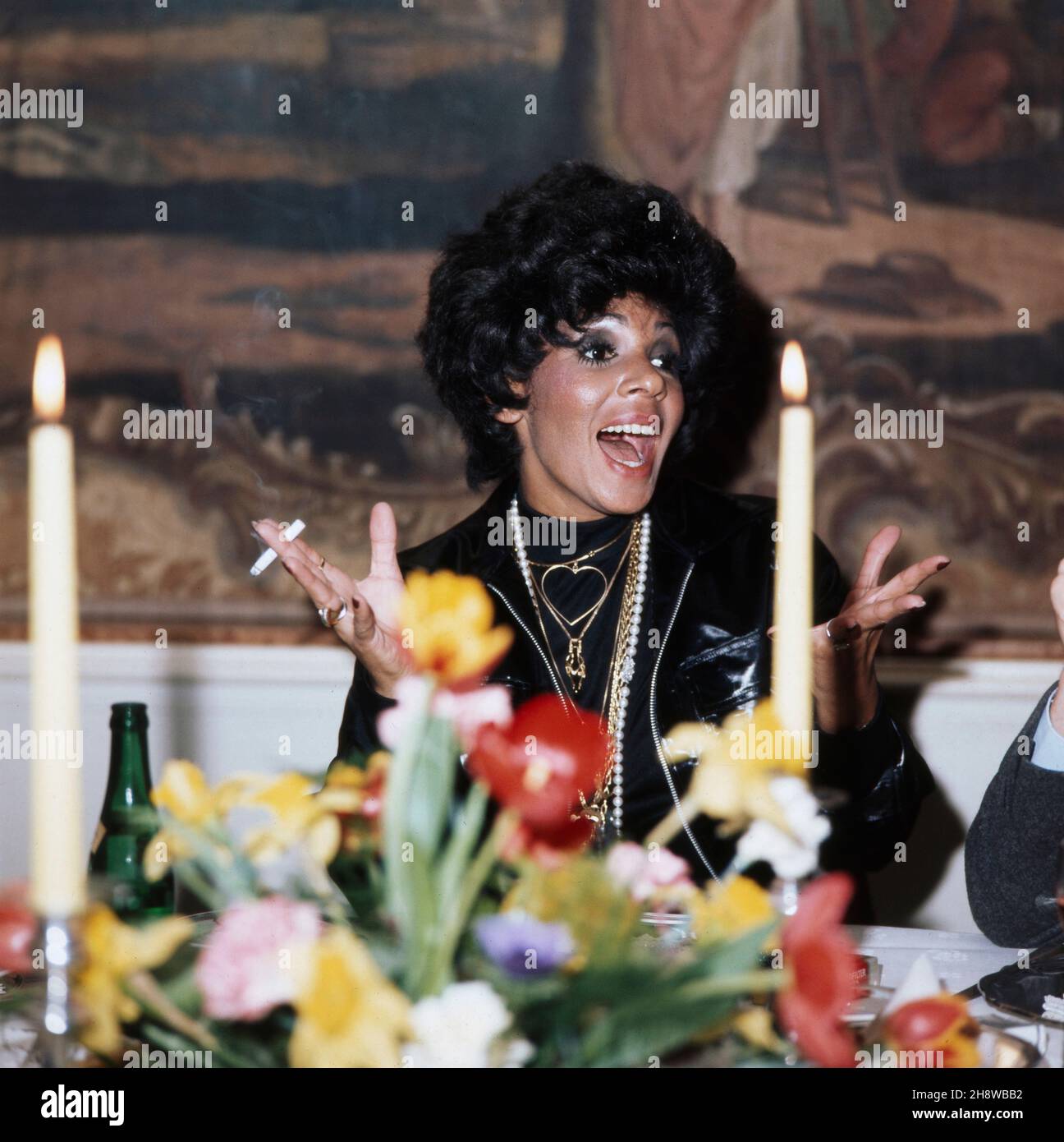 Shirley Bassey, britische Sängerin, Interpretin des berühmten Bond Canciones: Goldfinger, zu Gast in Deutschland, hier bei einem privaten Abendessen, anlässlich ihres Konzerts in Berlin, 1972. Shirley Bassey, cantante galesa, intérprete de la famosa canción de Bond: Goldfinger, como invitada en Alemania, aquí en una cena privada, con ocasión de su concierto en Berlín, 1972. Foto de stock